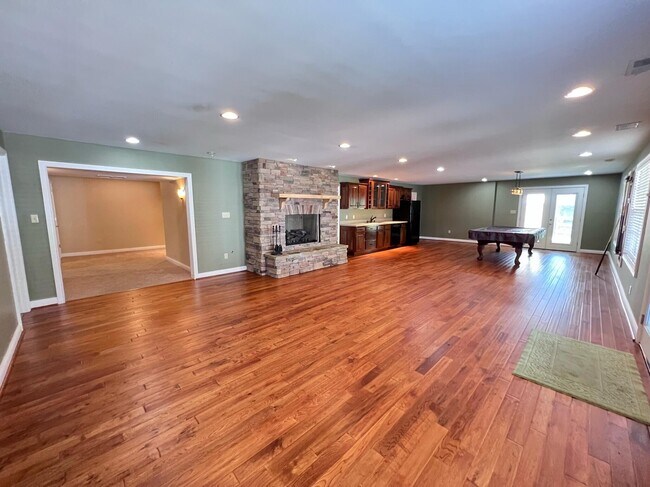 Building Photo - 212 Lakeside Dr