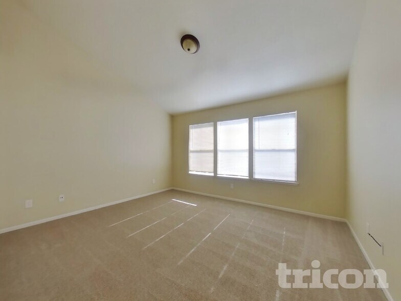 Building Photo - 715 Lotz Way