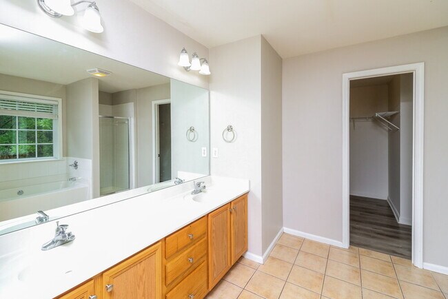 Building Photo - 2001 Creek Pointe Way