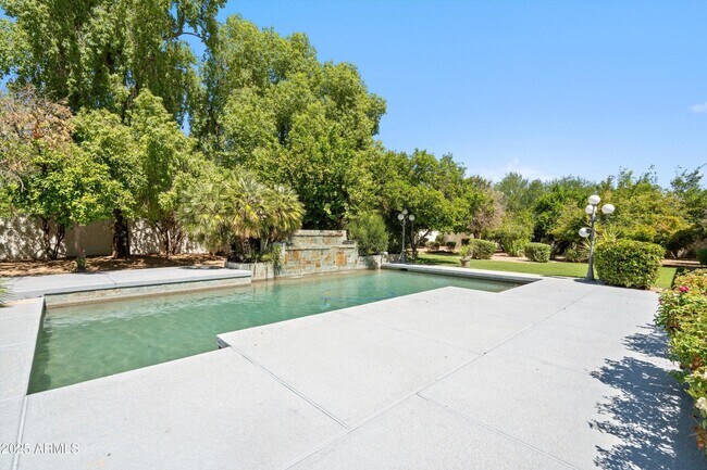 Building Photo - 7250 E Paradise Dr