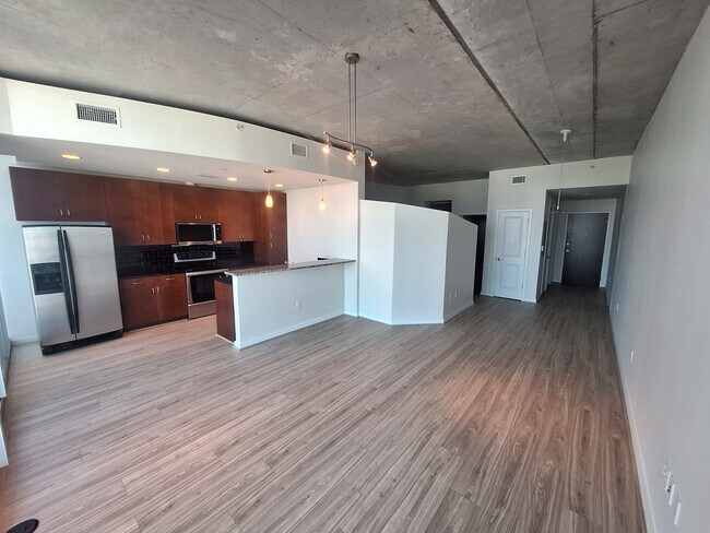 Building Photo - 777 N Ashley Dr