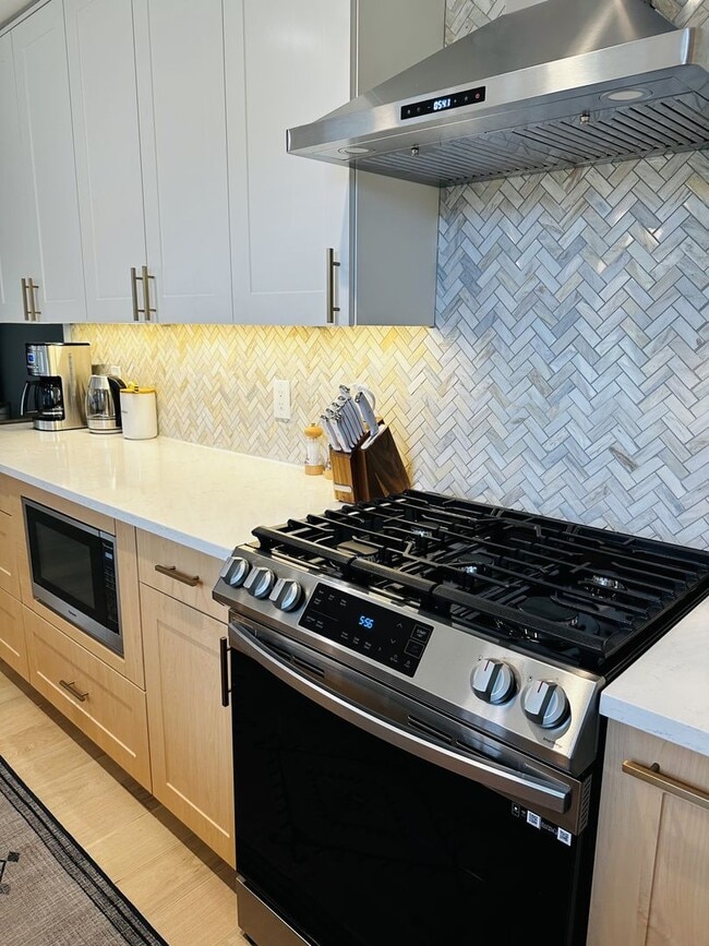 Building Photo - *** Near Domain * Stunning 5 Bedroom 4 Bath House with Garage * Fully Furnished * Designer Decora...