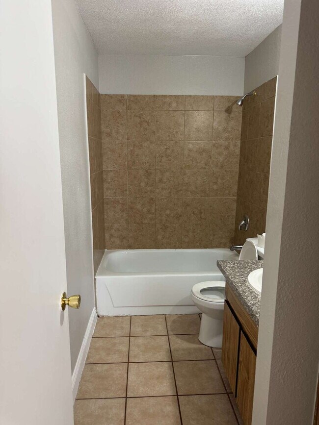 Building Photo - Spacious 2 Bed, 2 Bath Unit – Great Location!