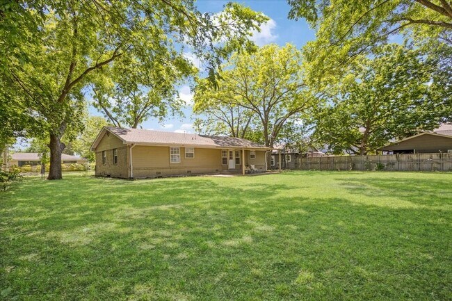 Building Photo - 470 W Marshall Dr