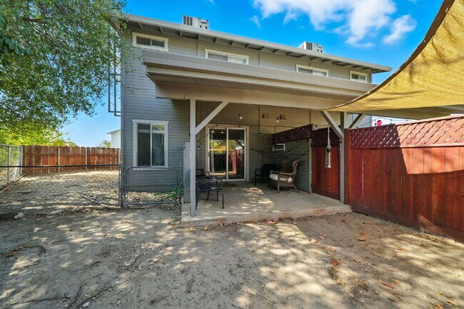 Building Photo - Adorable 2/1.5 with private back yard, ful...