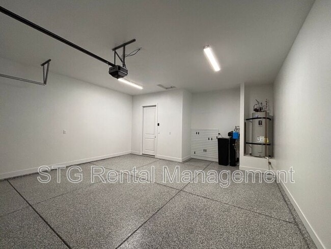 Building Photo - 2916 E Snowberry Dr