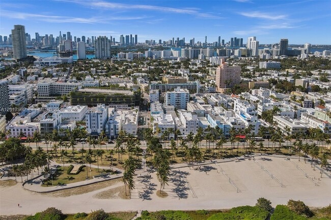 Building Photo - 713 Collins Ave