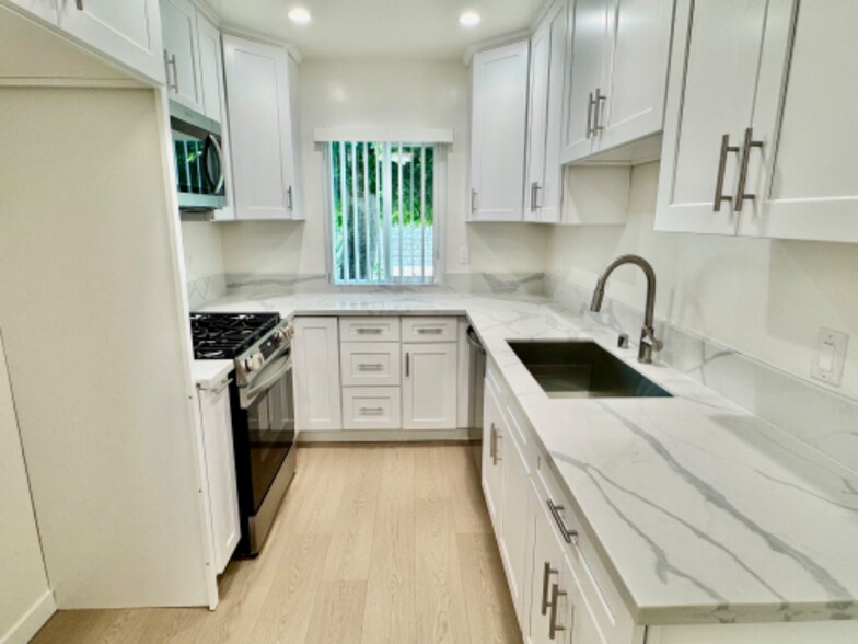 Primary Photo - 12015 Kling St