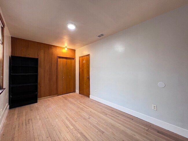 Building Photo - 5217 S Hermitage Ave