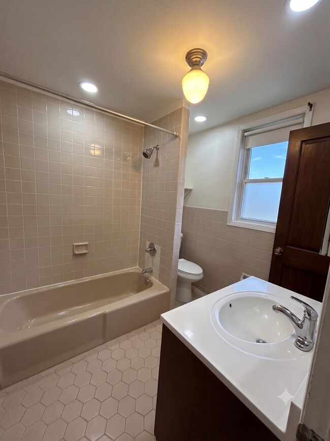 Building Photo - 4-Bedroom, 1-Bathroom Residence w/ Washer and Dryer