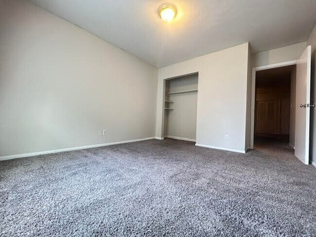 Building Photo - Spacious 1–3 Bedroom Apartments in South Louisville | Cedar Chase