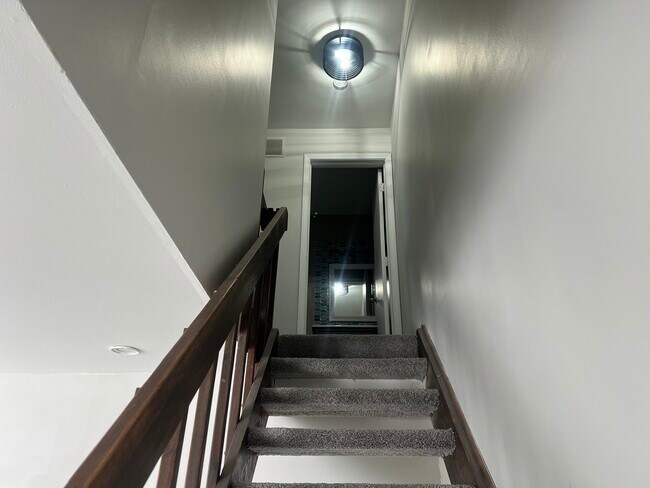 Building Photo - 824 W 59th Pl