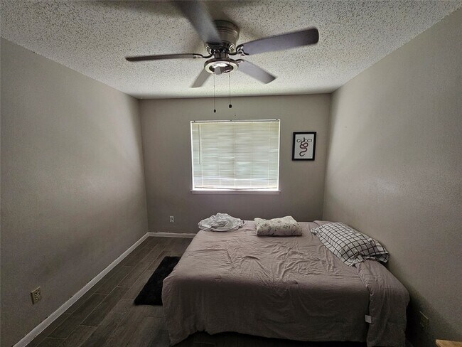 Building Photo - 16715 Rockbend