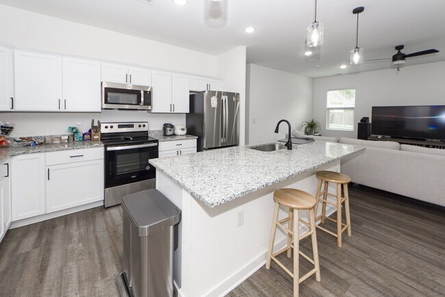 Building Photo - 4 Bedroom 3 Bath Home in Windsor Hill - North Charleston