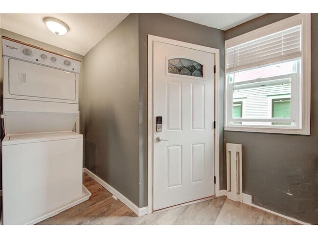 Building Photo - 1 Bedroom 1 Bath plus Den/Home Office Blocks from Bde Maka Ska