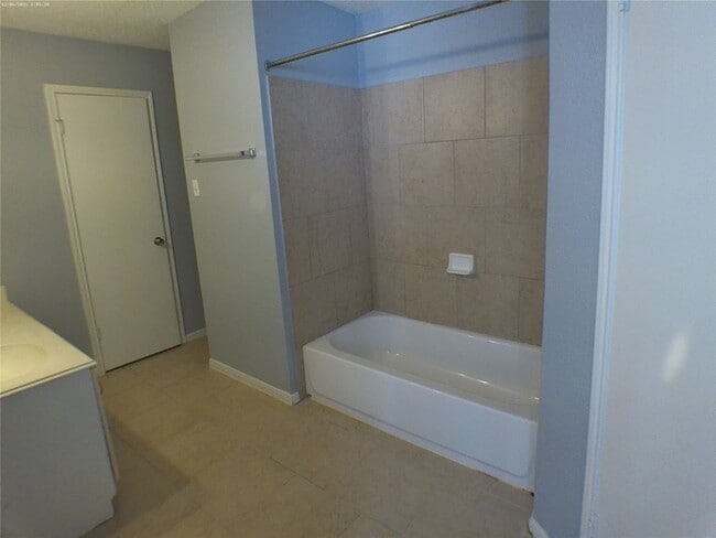 Building Photo - 15914 Willbriar Ln