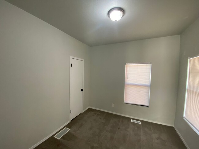 Building Photo - $500 MOVE-IN SPECIAL. Adorable yet Modern ...