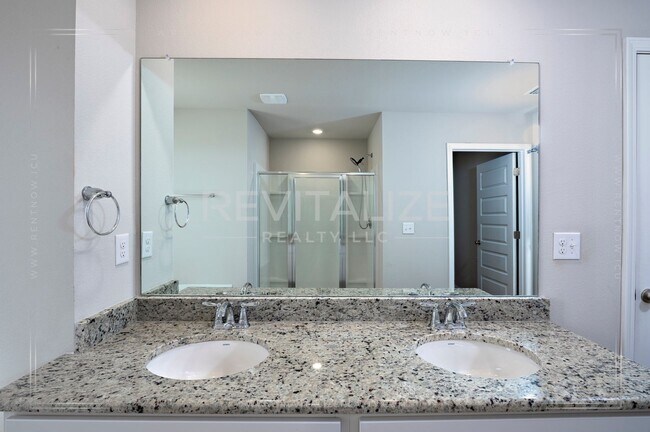 Building Photo - Beautiful 2-Story 5 BD 3 BA House in Spani...