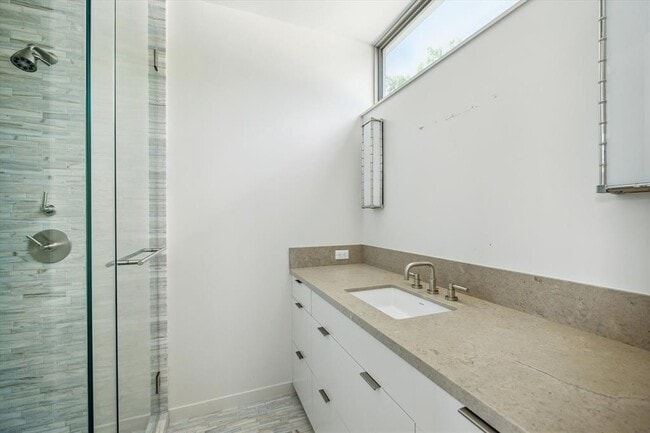 Building Photo - 9 Pinehill Ln