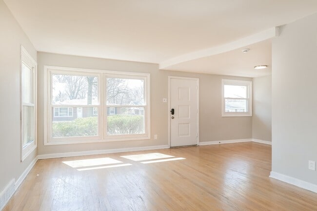 Building Photo - 320 St Eugene Ln