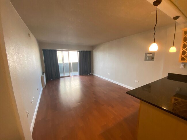 Building Photo - 1 bedroom High Rise Living Downtown