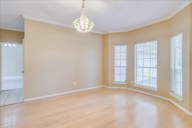 Building Photo - 7426 Lake Travis Dr