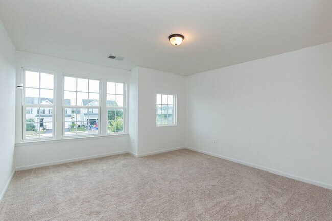 Building Photo - 5 Bed, 4.5 Bath Single Family Home in Step...