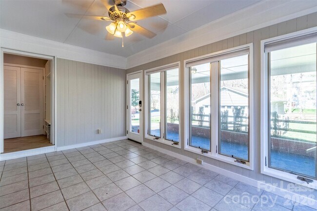 Building Photo - 6618 Castlegate Dr