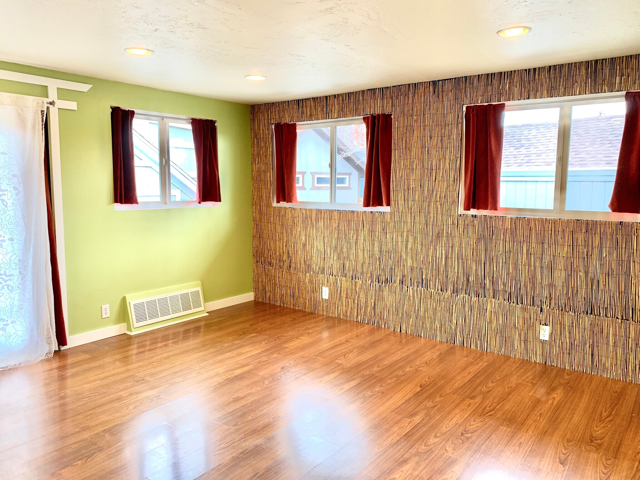 Building Photo - 318 E Hampton Ave