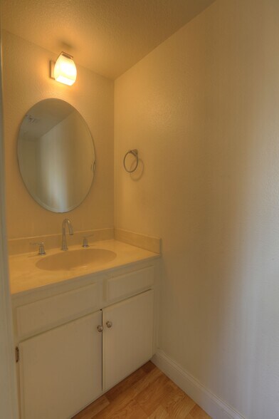 Building Photo - 3101 Plaza del Amo