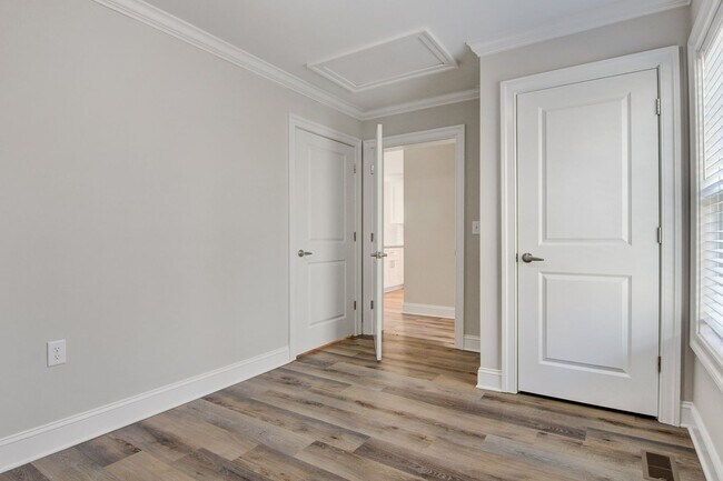 Building Photo - Modern 2-Bed, 2-Bath Single-Level Townhome in Conover – Pet-Friendly Community!