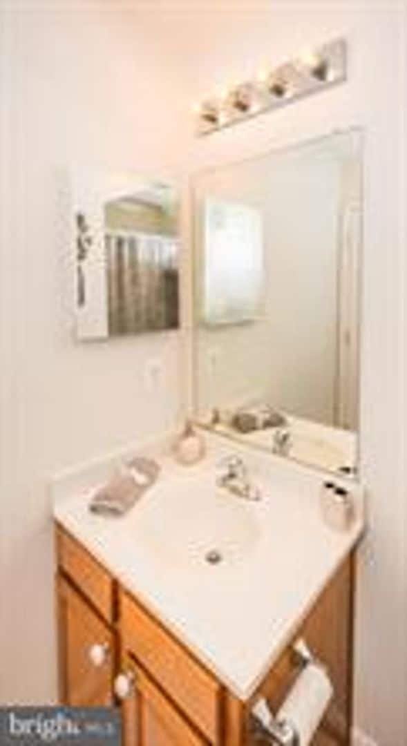 Building Photo - COMING SOON! June 1st - Beautiful Townhouse with 3rd Floor Master Suite!