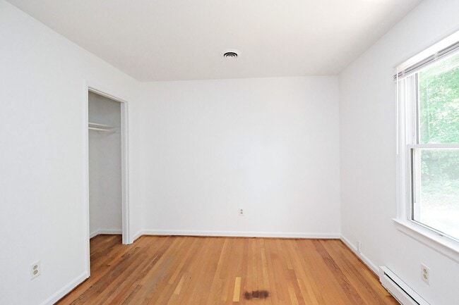 Building Photo - Move-in Ready Northern Albemarle County Home