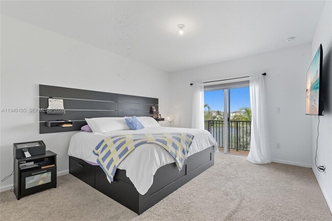 Building Photo - 805 SE 18th St