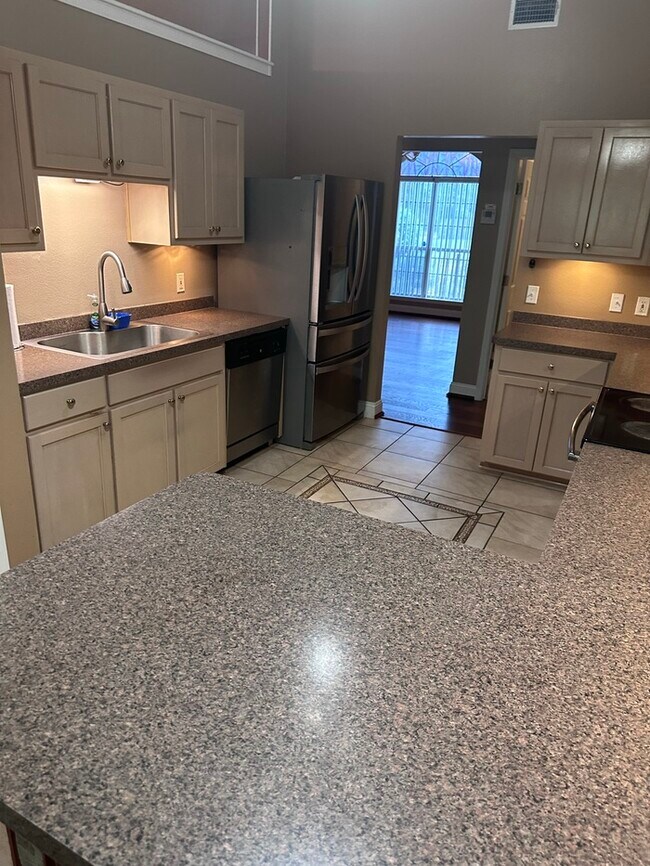 Building Photo - Stunning Custom 4/2, 2380sqft Home with Mo...