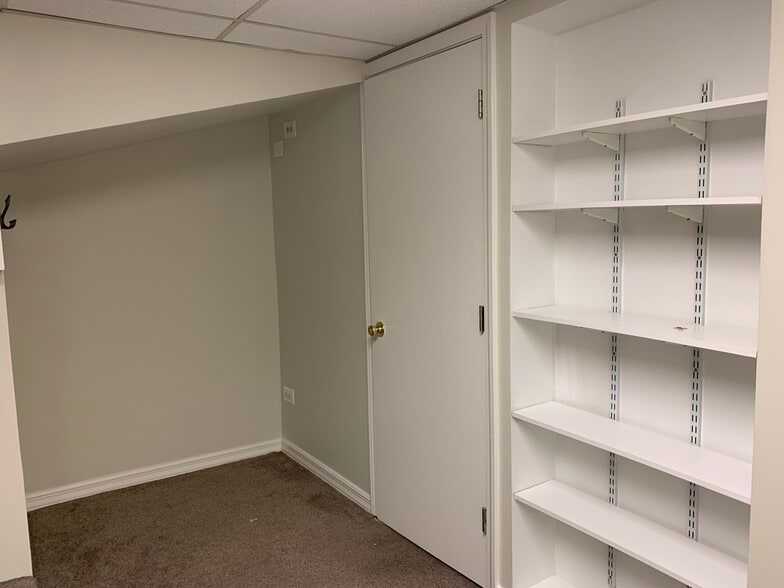 Computer & desk space with bookcase - 1321 W Thorndale Ave