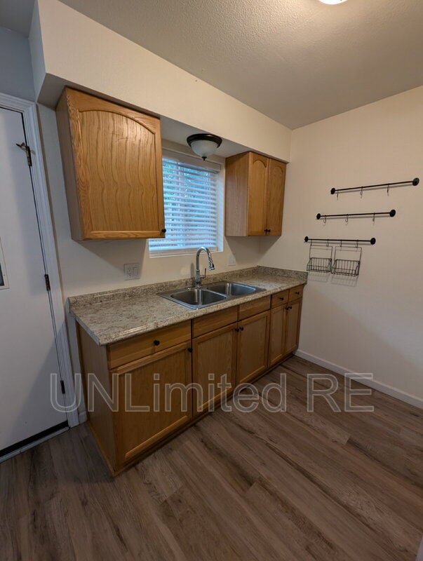 Building Photo - 319 N Park St