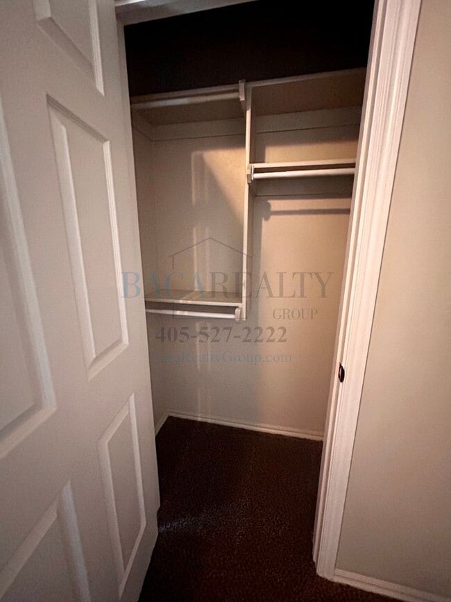 Building Photo - Move in Special!!! 3br 2ba duplex with 2 c...