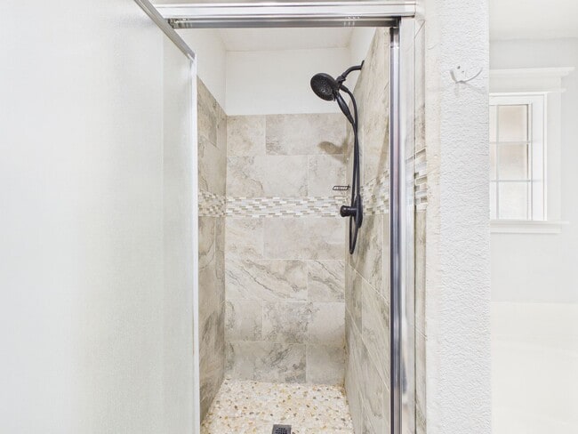 Building Photo - 4/2/2 in City View!