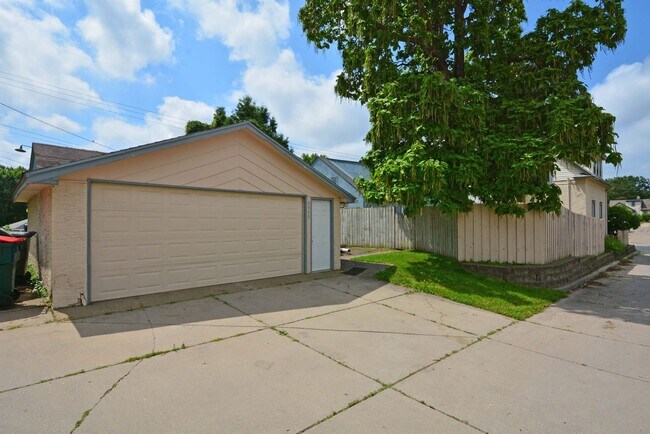 Building Photo - 3BD Home with Deck, Fenced Yard & Garage—S...