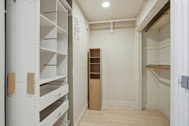 Building Photo - 588 S Van Ness Ave