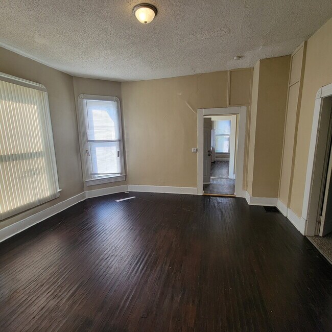 Building Photo - Near West 2BR House w/Central Air! Near IUPUI!