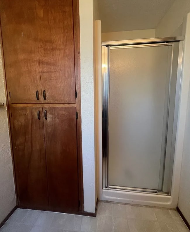 Building Photo - Spacious 3 Bedroom Home with Fenced Yard & Oversized Garage in Eugene