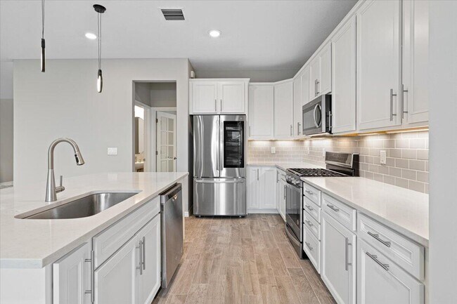Building Photo - 10437 SW Captiva Dr