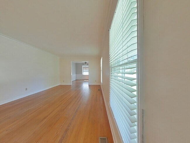 Building Photo - 239 Rainier Dr