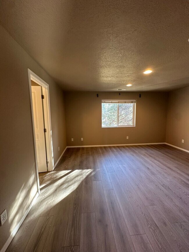 Building Photo - Comfortable Bend Living – 3 Bedroom Home with Spacious Bonus Room!