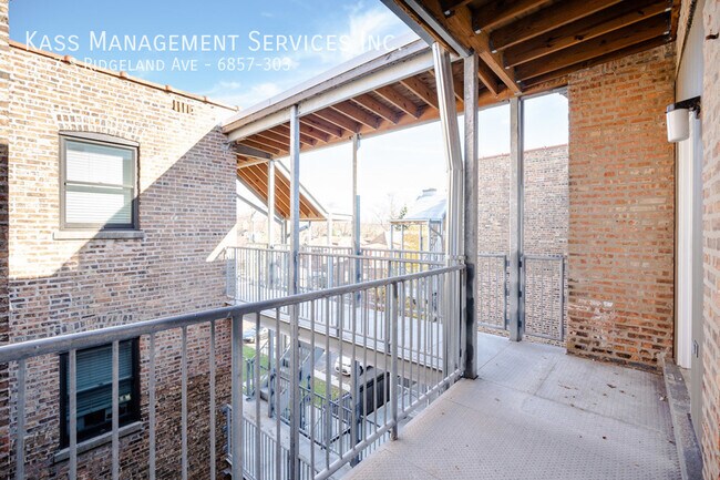 Building Photo - 6857 S Ridgeland Ave