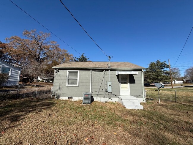 Building Photo - Charming 2 Bedroom Home With Spacious Yard!