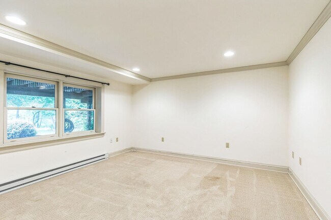 Building Photo - Spacious 5BR House in Pottstown