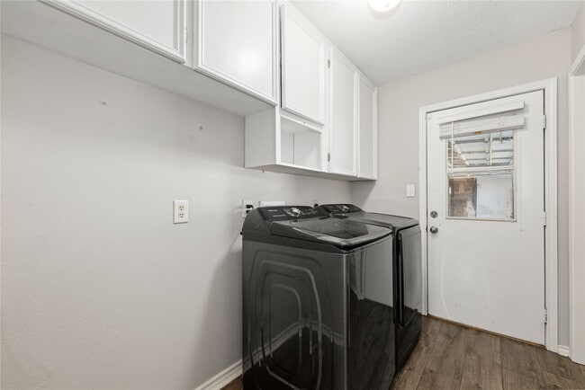 Building Photo - 303 Narcissus St